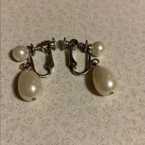 Vintage Marvella faux pearl silver tone screw clip earrings (254)